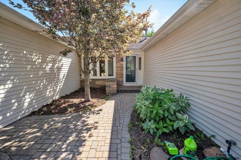 Tiny photo for 721 Brentwood Court, Algonquin, IL 60102 (MLS # 12522994)