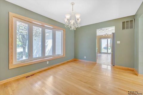 Tiny photo for 721 Brentwood Court, Algonquin, IL 60102 (MLS # 12522994)