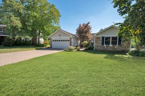 Tiny photo for 721 Brentwood Court, Algonquin, IL 60102 (MLS # 12522994)