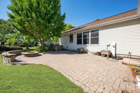 Tiny photo for 721 Brentwood Court, Algonquin, IL 60102 (MLS # 12522994)