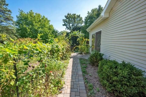 Tiny photo for 721 Brentwood Court, Algonquin, IL 60102 (MLS # 12522994)