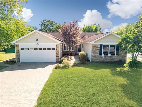 Tiny photo for 721 Brentwood Court, Algonquin, IL 60102 (MLS # 12522994)