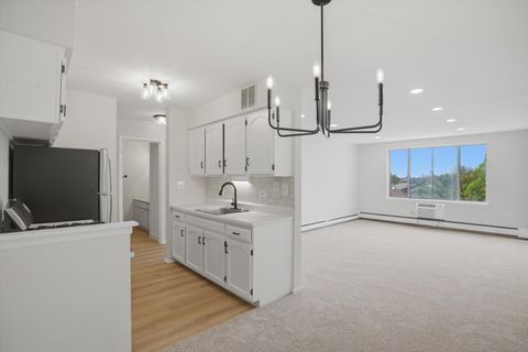Tiny photo for 1880 Bonnie Lane #412, Hoffman Estates, IL 60169 (MLS # 12626396)