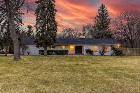 Tiny photo for 1967 Red Fox Lane, Green Oaks, IL 60048 (MLS # 12586254)