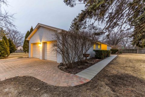 Tiny photo for 1967 Red Fox Lane, Green Oaks, IL 60048 (MLS # 12586254)