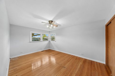 Tiny photo for 2007 N Spruce Terrace, Arlington Heights, IL 60004 (MLS # 12616536)