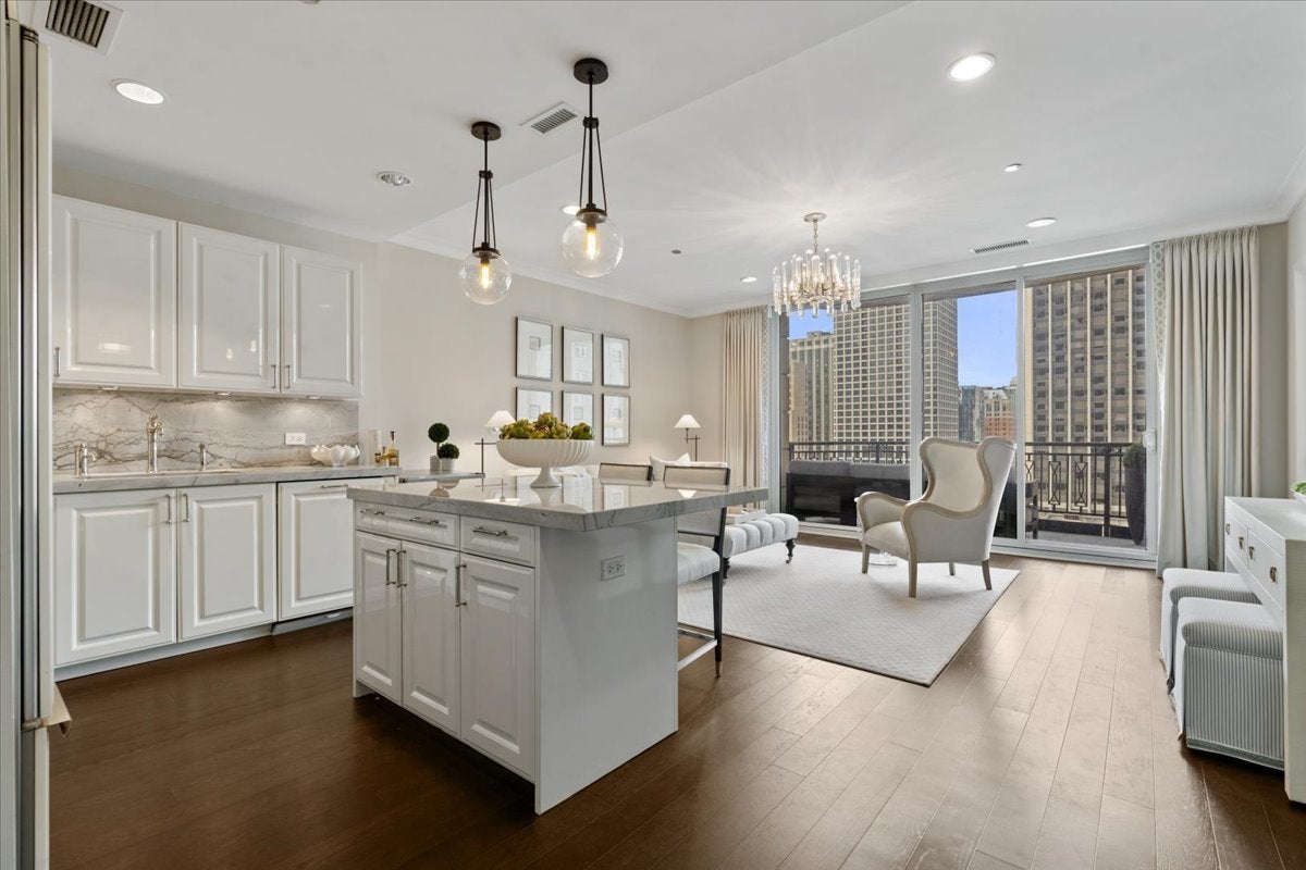 10 E Delaware Place 11A