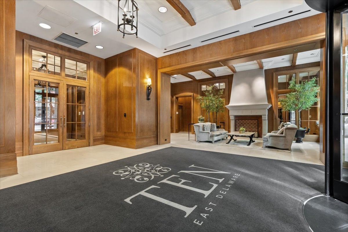 10 E Delaware Place 11A