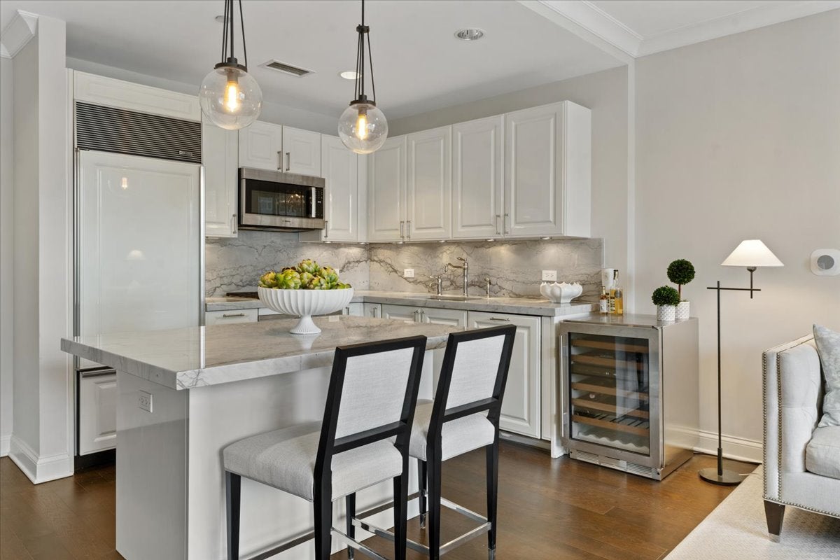 10 E Delaware Place 11A