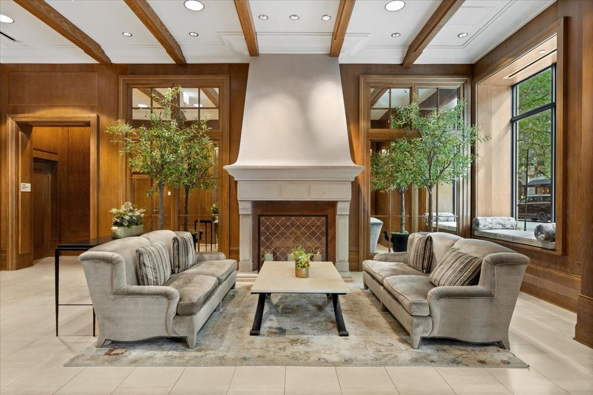 10 E Delaware Place 11A