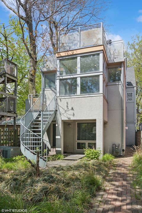 1534 W Henderson Street Chicago IL 60657