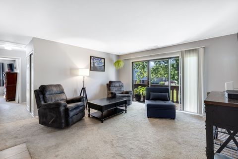 Tiny photo for 275 Wilmette Court #A2, Schaumburg, IL 60193 (MLS # 12645847)