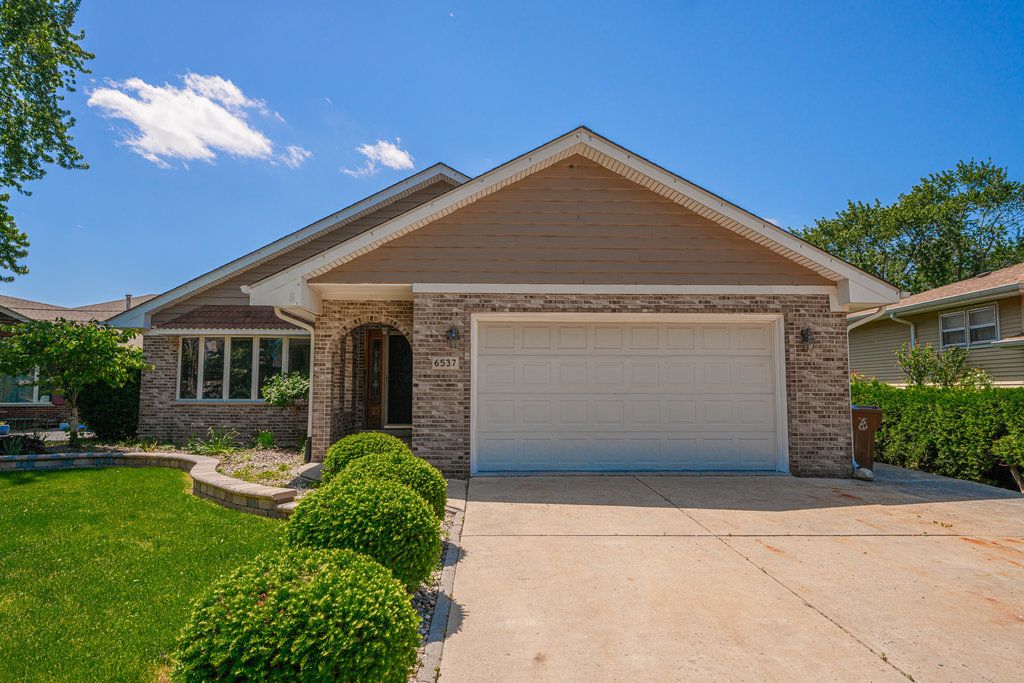 Photo for 6537 Crescent Court, Oak Lawn, IL 60453 (MLS # 11998314)