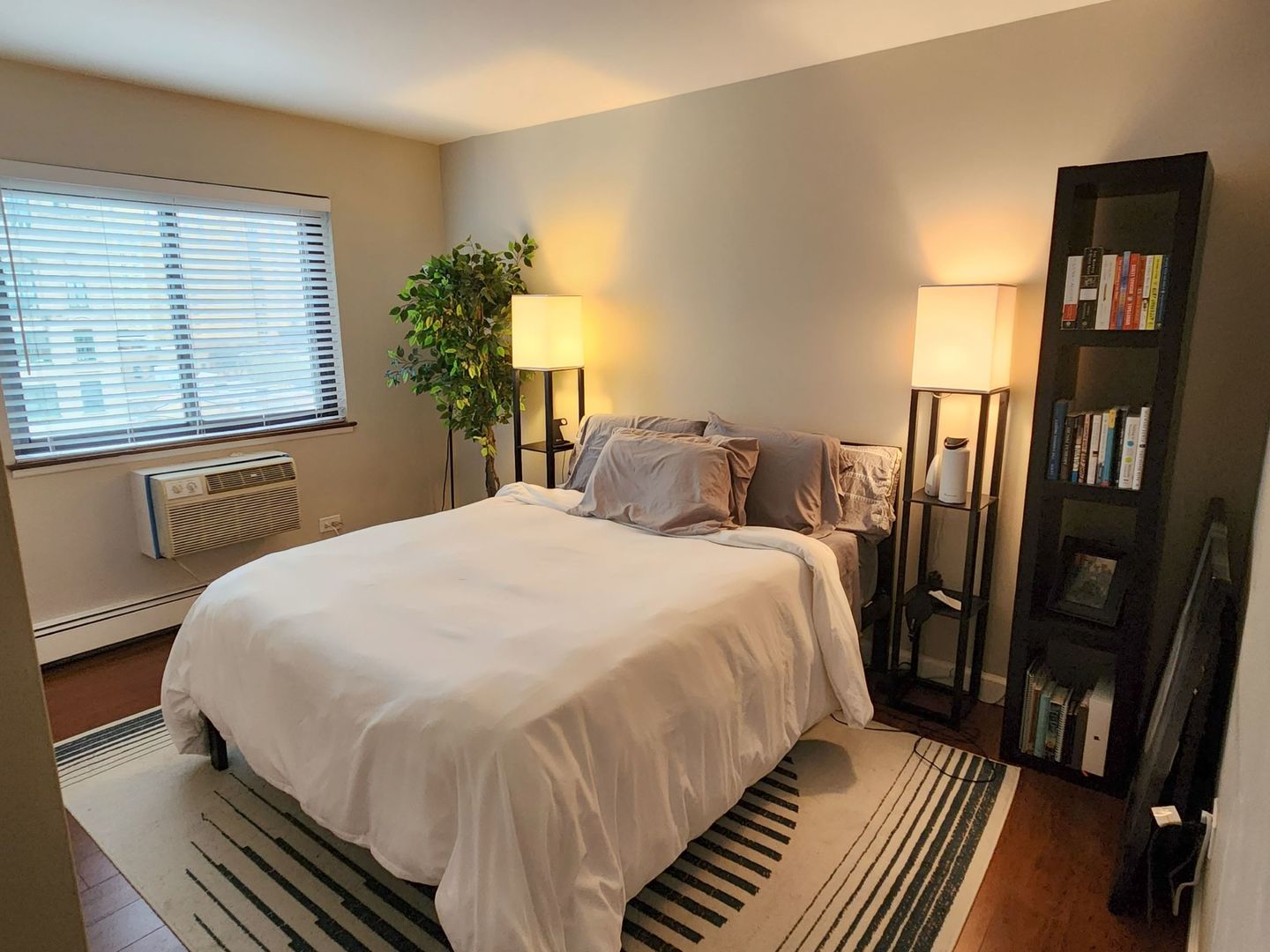 607 W Wrightwood Avenue 812