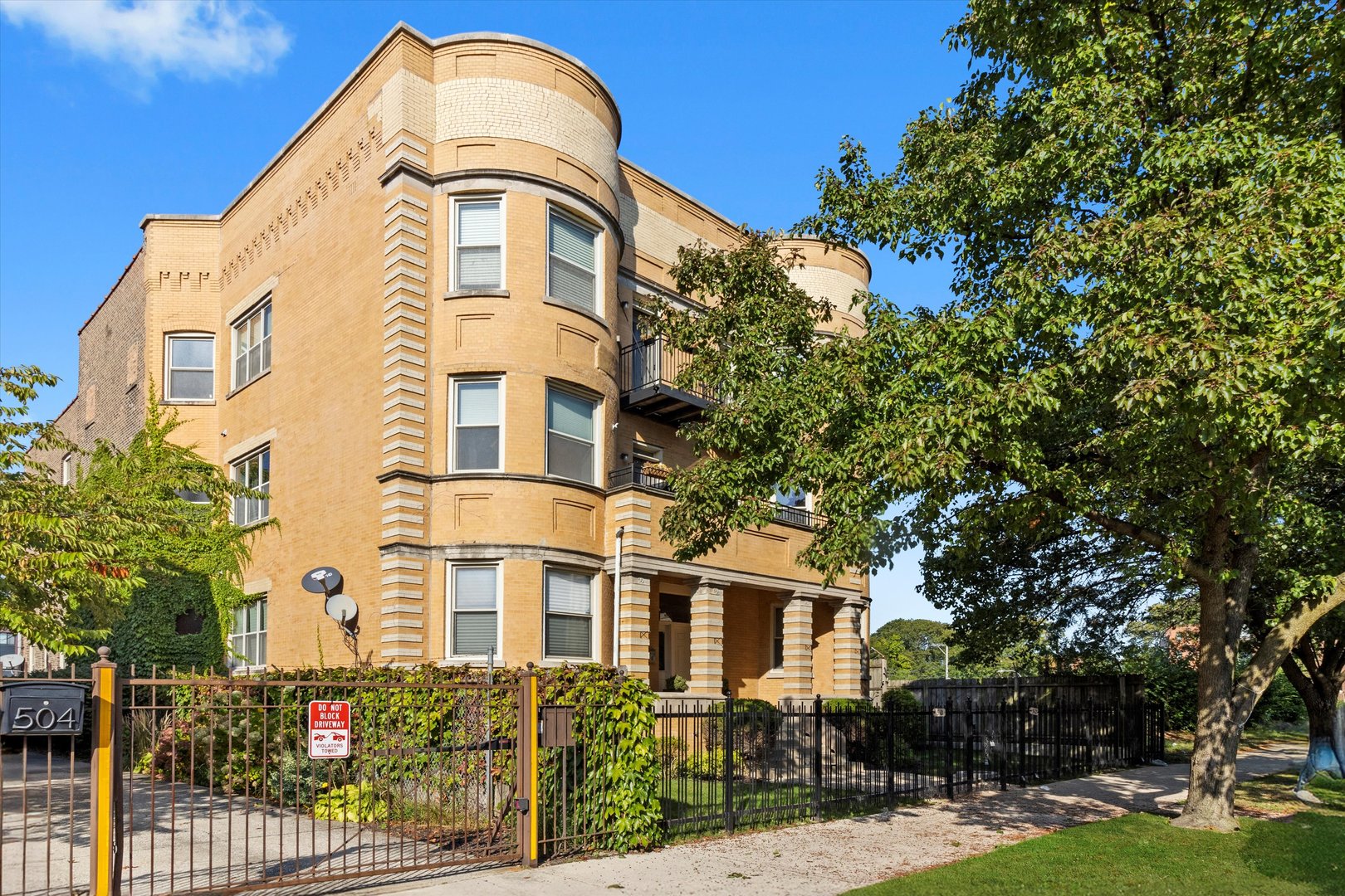 512 E Oakwood Boulevard 2