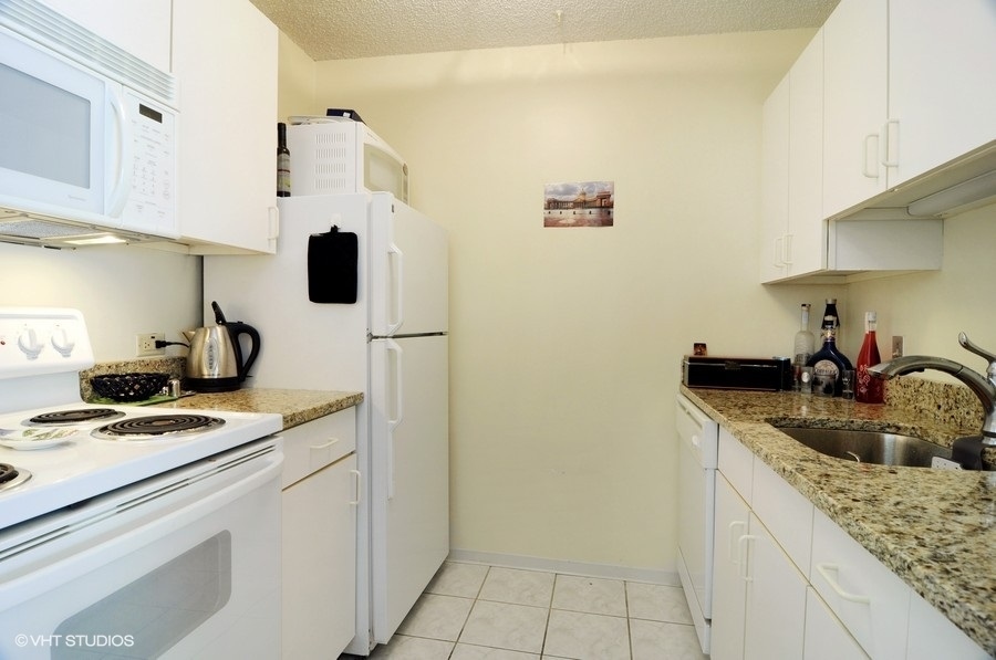 33 W Delaware Place 20E