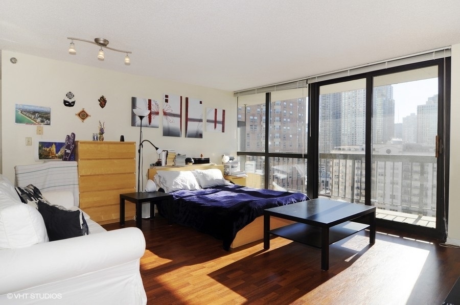 33 W Delaware Place 20E