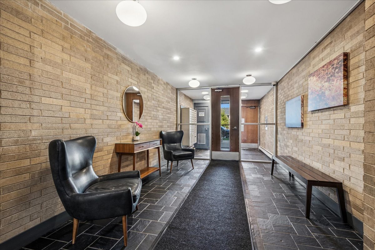 828 Oakton Street 3F