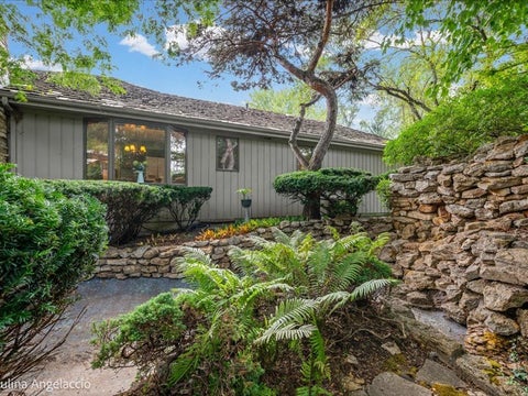 Tiny photo for 990 Burridge Court, Libertyville, IL 60048 (MLS # 12746808)
