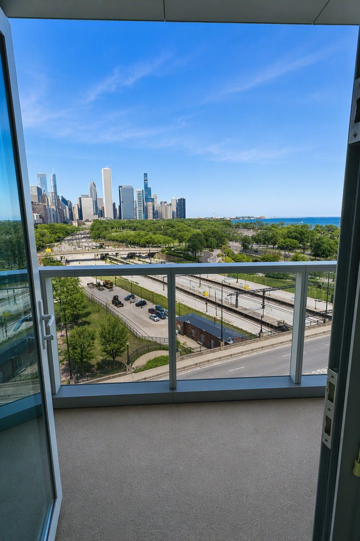 1201 S Prairie Avenue 903