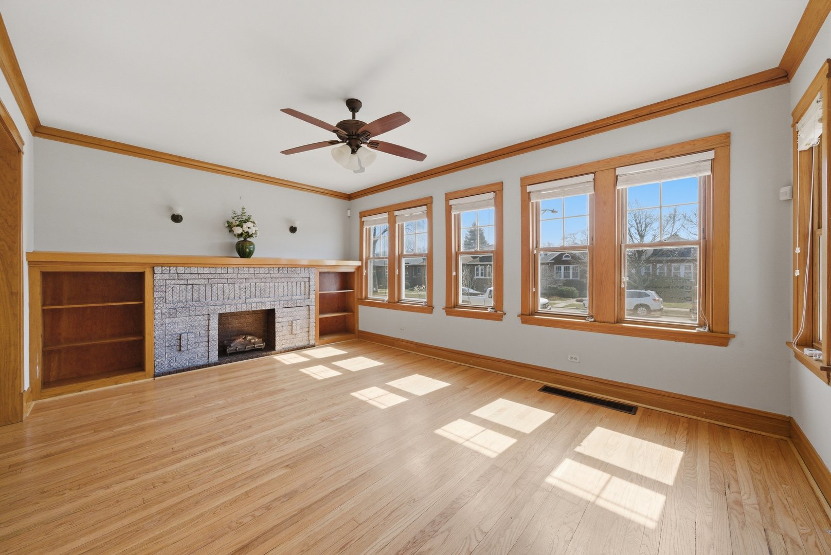 5722 W Eastwood Avenue