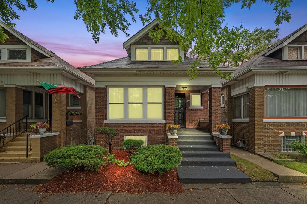 Photo for 7616 S Calumet Avenue, Chicago, IL 60619 (MLS # 12496398)