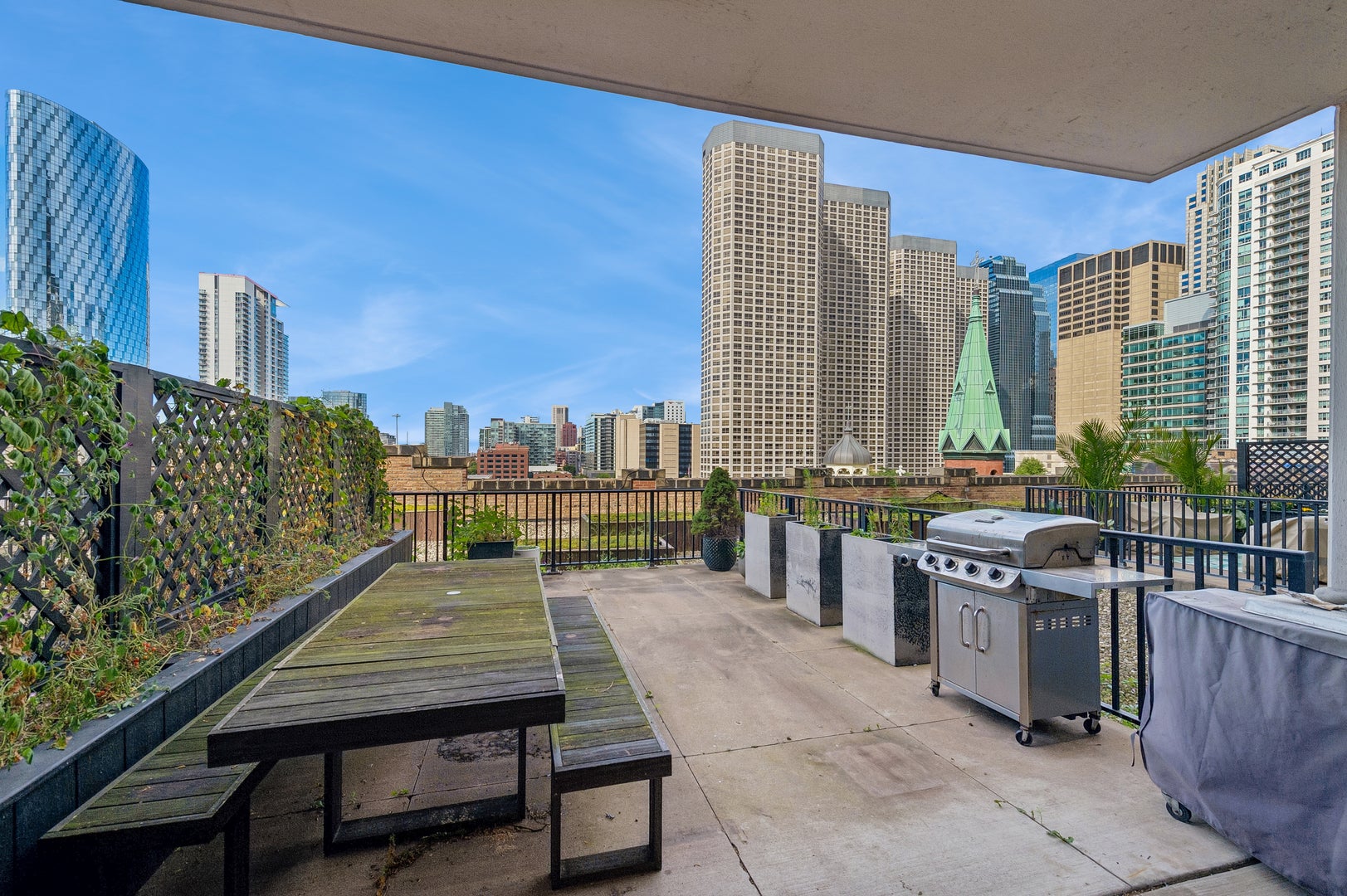 210 S Desplaines Street 607