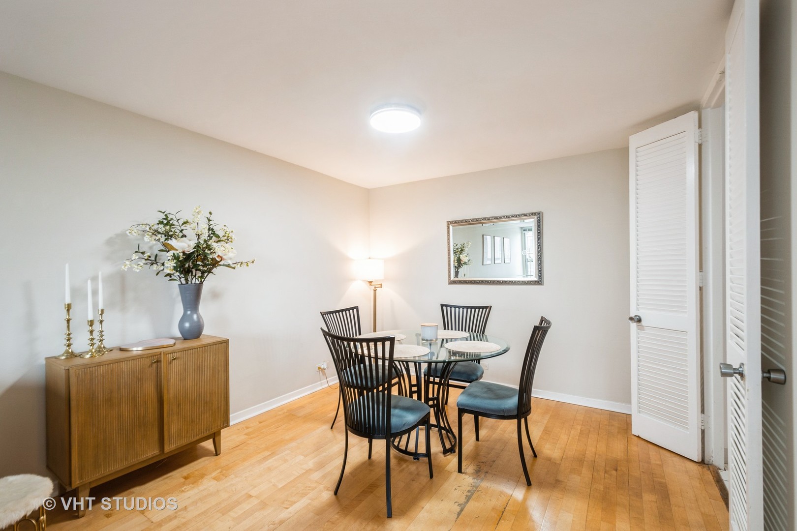 2626 N Lakeview Avenue 801