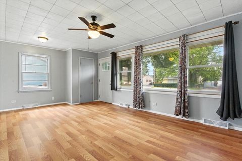 Tiny photo for 425 S Lake Street, Mundelein, IL 60060 (MLS # 12453649)