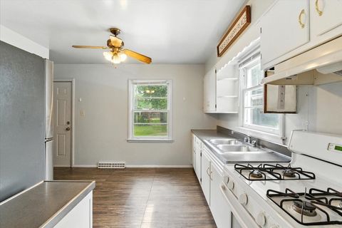 Tiny photo for 425 S Lake Street, Mundelein, IL 60060 (MLS # 12453649)