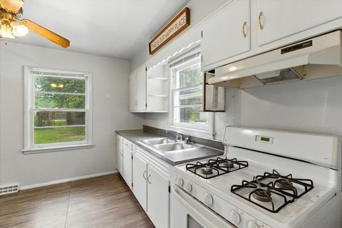 Tiny photo for 425 S Lake Street, Mundelein, IL 60060 (MLS # 12453649)