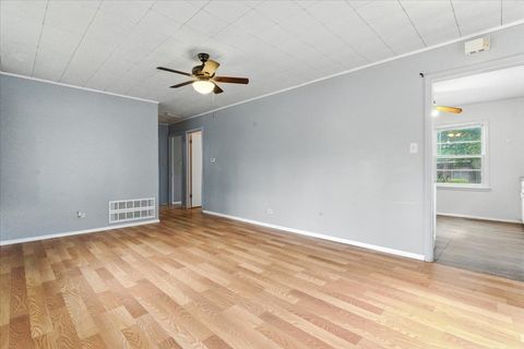Tiny photo for 425 S Lake Street, Mundelein, IL 60060 (MLS # 12453649)