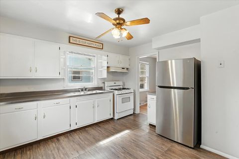 Tiny photo for 425 S Lake Street, Mundelein, IL 60060 (MLS # 12453649)