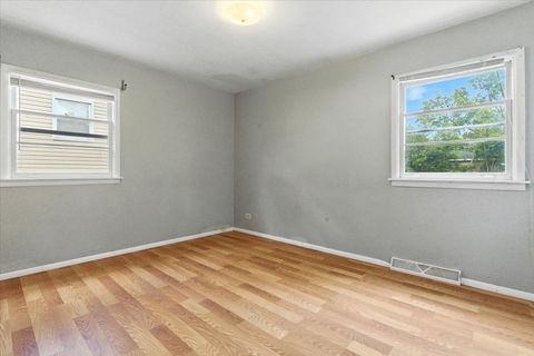 Tiny photo for 425 S Lake Street, Mundelein, IL 60060 (MLS # 12453649)
