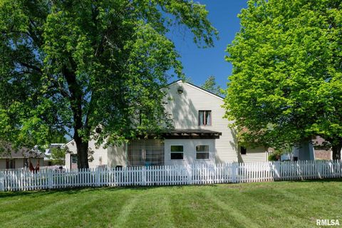 Tiny photo for 1203 ABBEY Lane, Marion, IL 62959 (MLS # QC4262903)