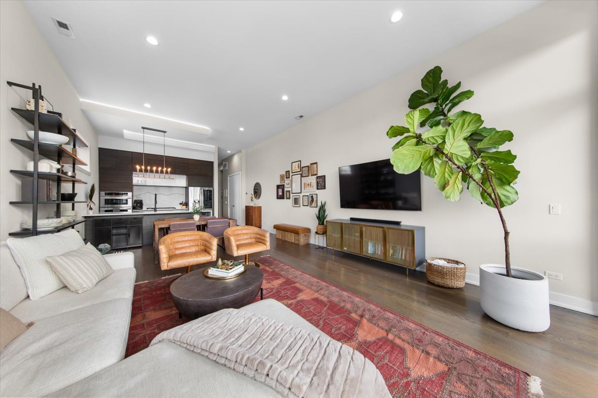 3024 W Armitage Avenue 7