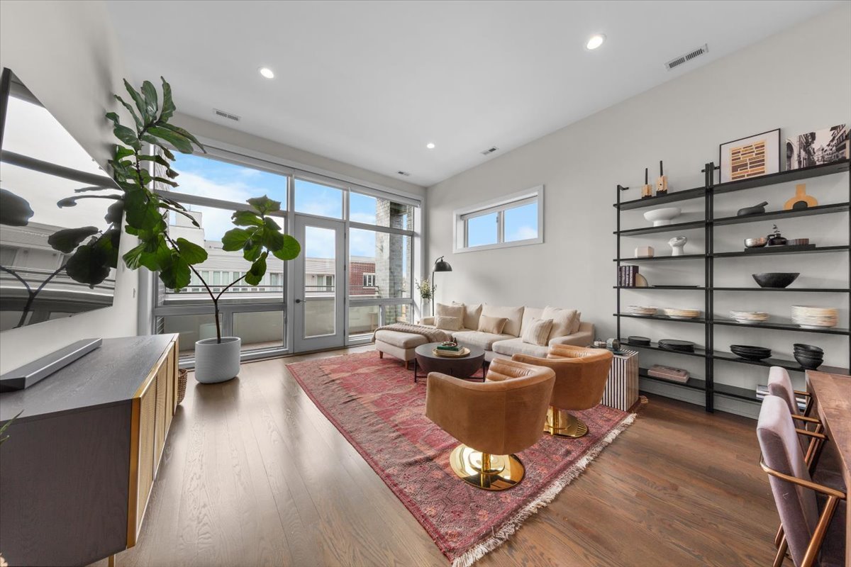 3024 W Armitage Avenue 7