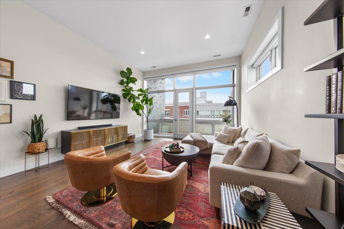 3024 W Armitage Avenue 7