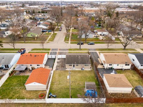 Tiny photo for 216 W Jeffery Avenue, Wheeling, IL 60090 (MLS # 12606423)