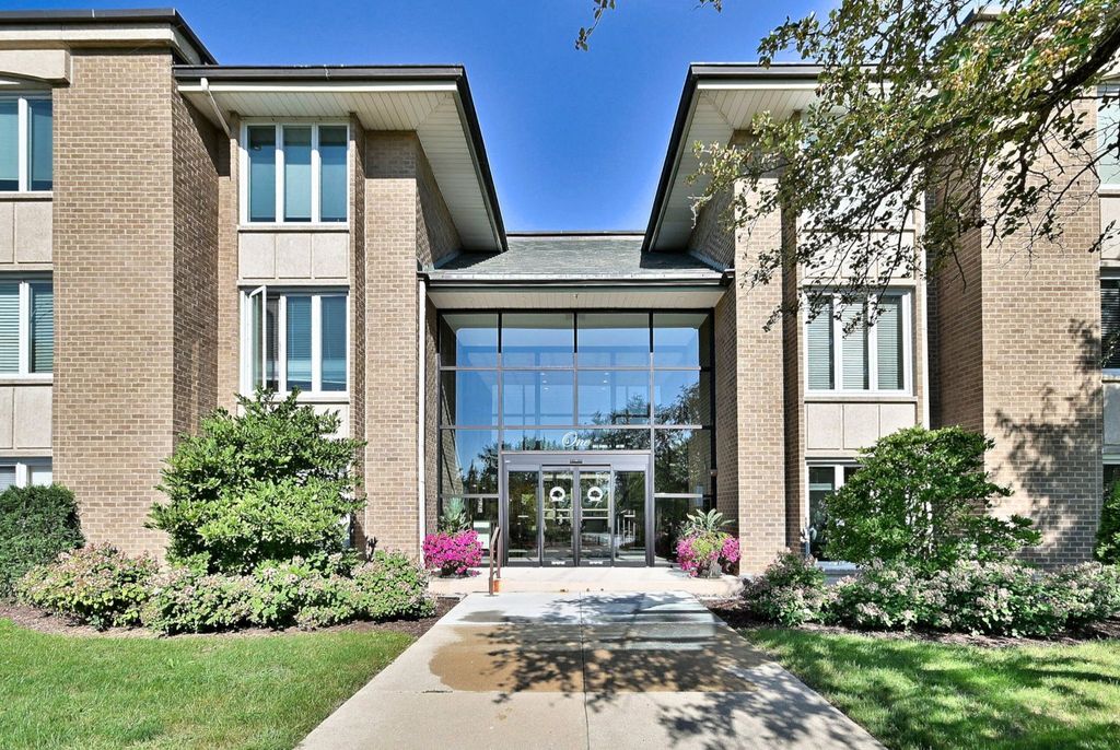 Photo for 1 Oak Brook Club Drive #A105, Oak Brook, IL 60523 (MLS # 12486224)