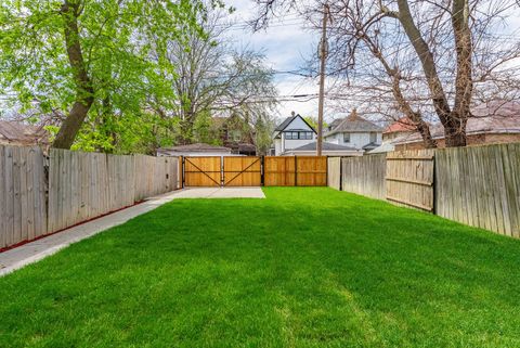 Tiny photo for 822 N Lockwood Avenue, Chicago, IL 60651 (MLS # 12485377)
