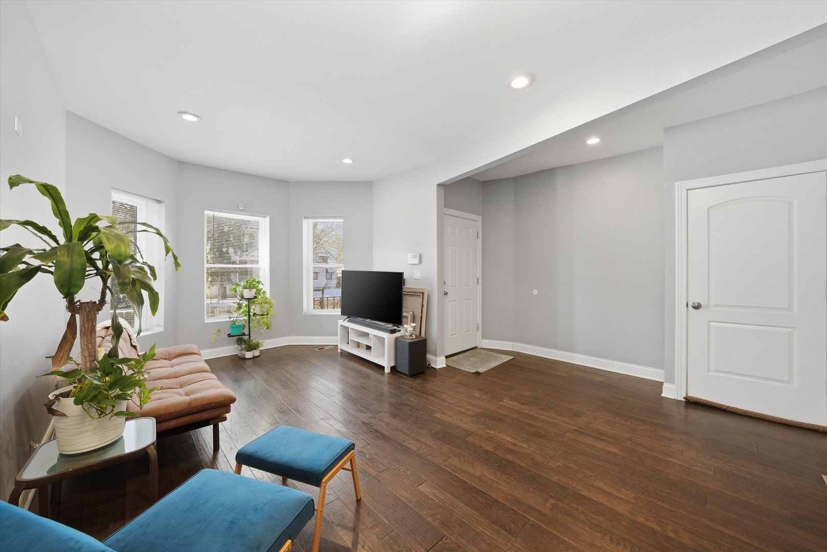 7415 S Langley Avenue