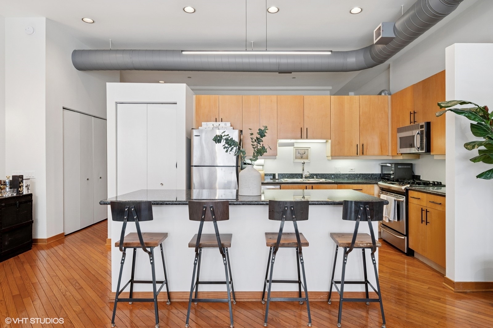 333 W HUBBARD Street 708