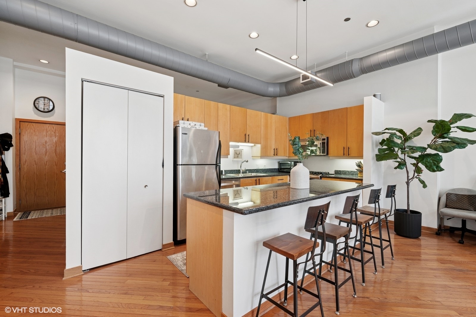 333 W HUBBARD Street 708
