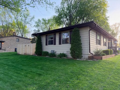 Tiny photo for 827 Sunbury Road, South Elgin, IL 60177 (MLS # 12627130)