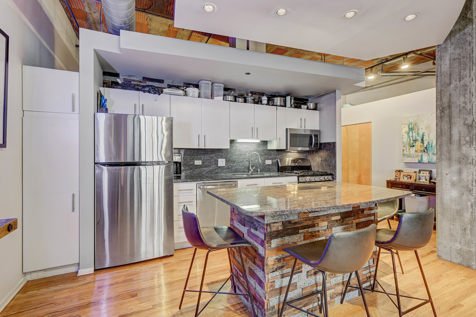 2342 W Saint Paul Avenue 211