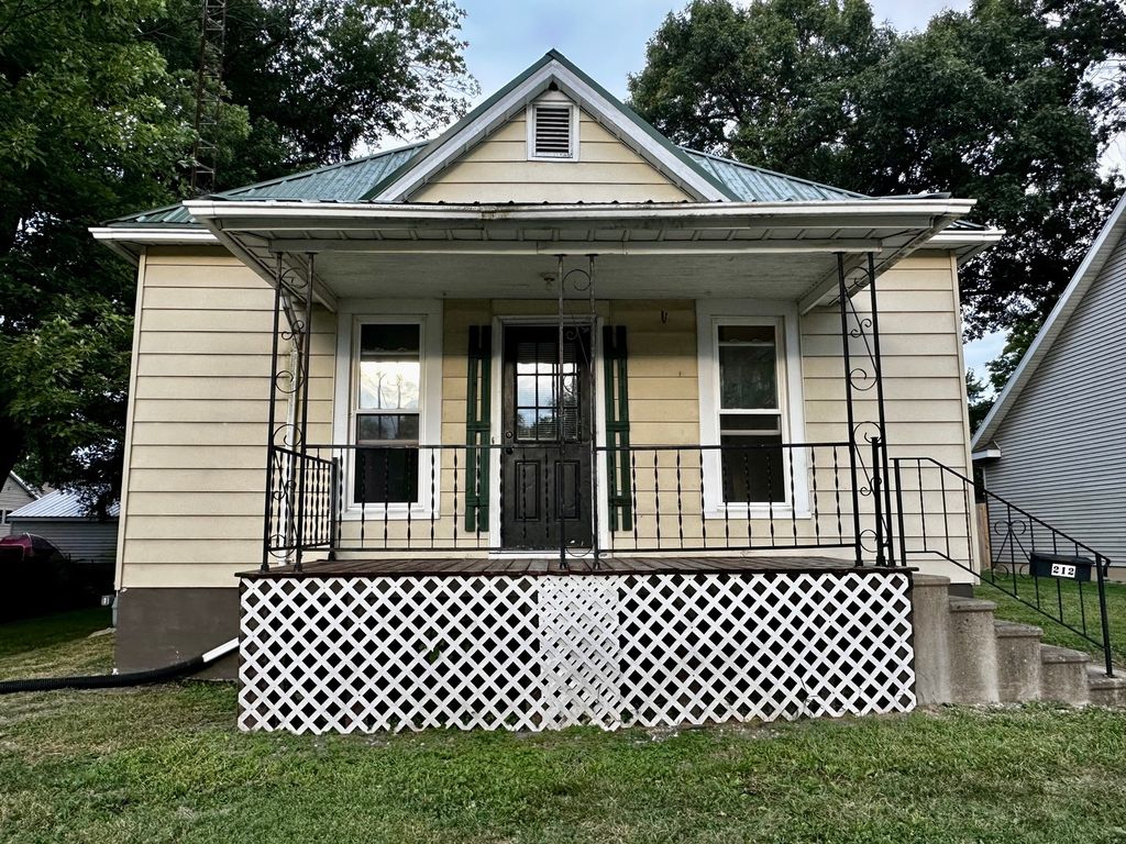 Photo for 212 N Linden Street, Clinton, IL 61727 (MLS # 12457064)