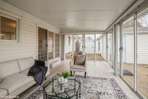 Tiny photo for 943 Maple Lane, Elk Grove Village, IL 60007 (MLS # 12499982)