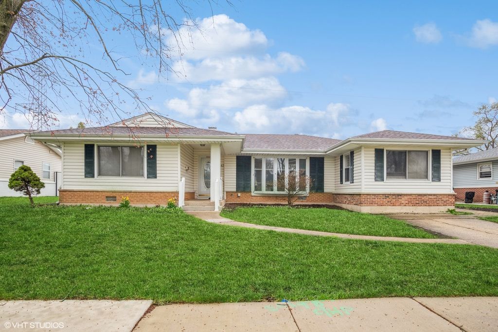 Photo for 943 Maple Lane, Elk Grove Village, IL 60007 (MLS # 12499982)