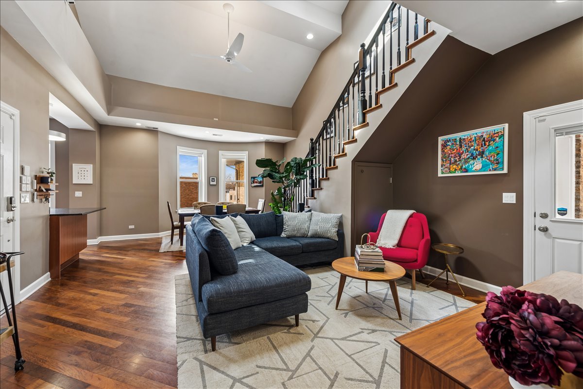 561 W Briar Place 305